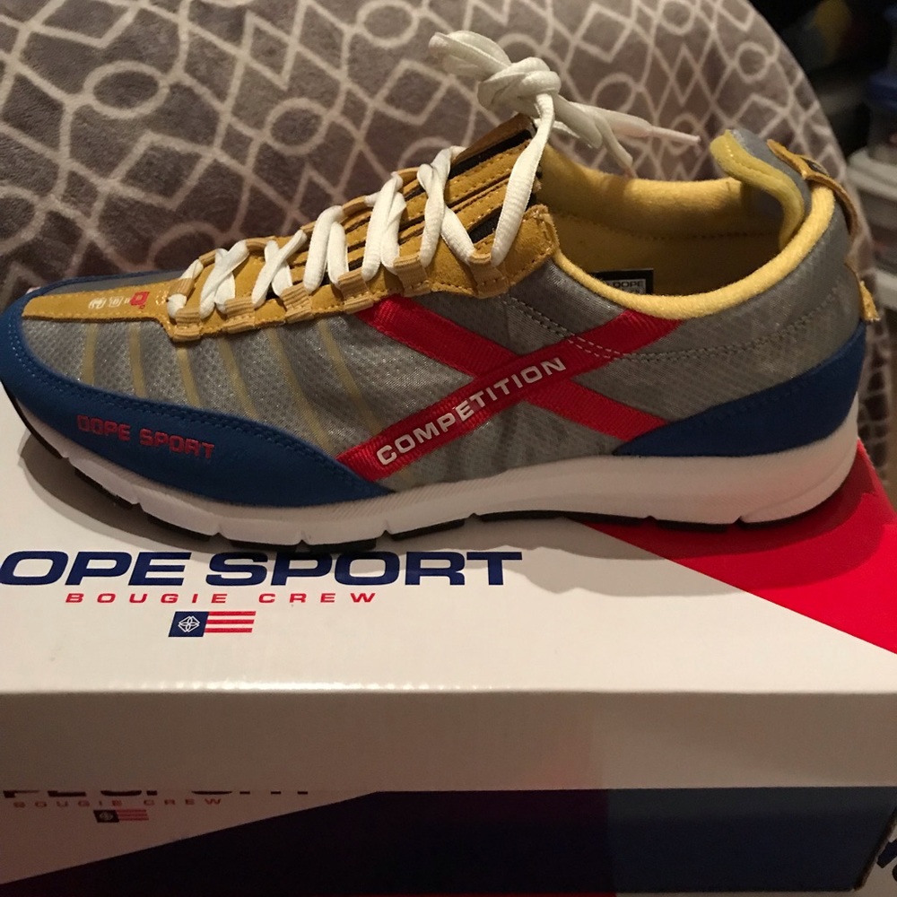 Tennis shoes